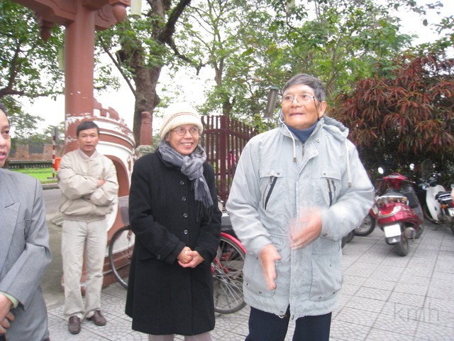 TonNuThiCan LeBaQuan.jpg - Từ trái: Phan Hùng K7 (phía sau), Cô Tôn Nữ Thị Cần(Canh Nông), thầy Lê Bá Quân (Pháp Văn)